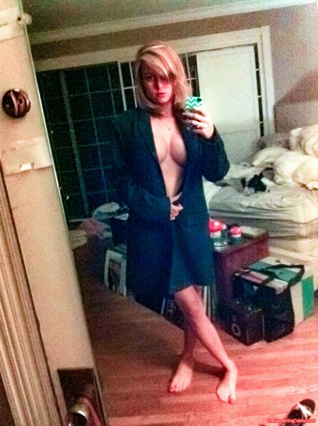 Nud brie larson Brie Larson